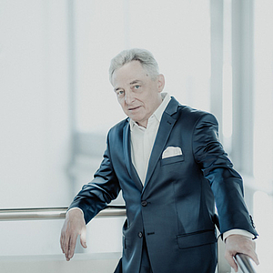 Portrait eines Mannes im Anzug