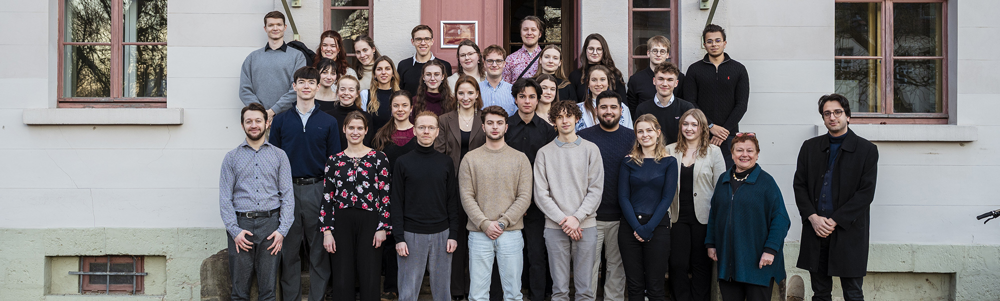 Das Bild zeigt eine Gruppe von Menschen.