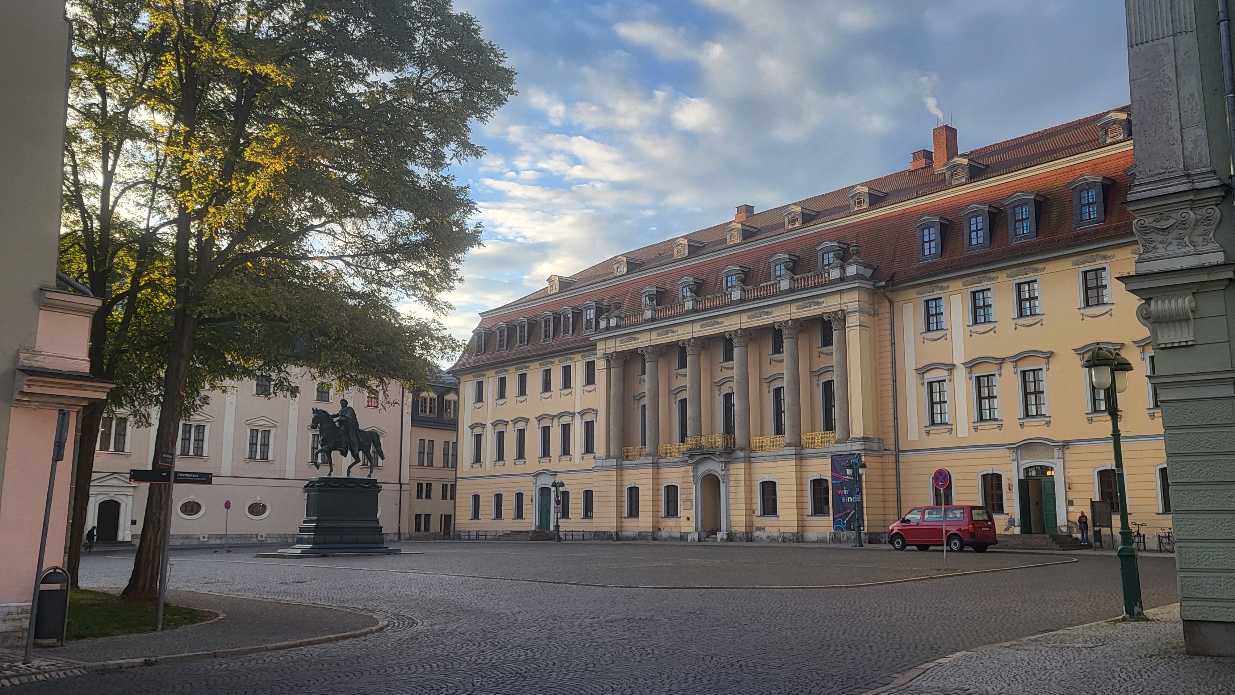 The picture shows a historic building with columns.