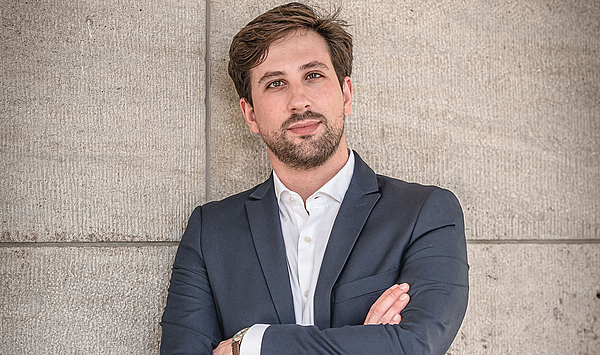 Das Bild zeigt einen Mann.