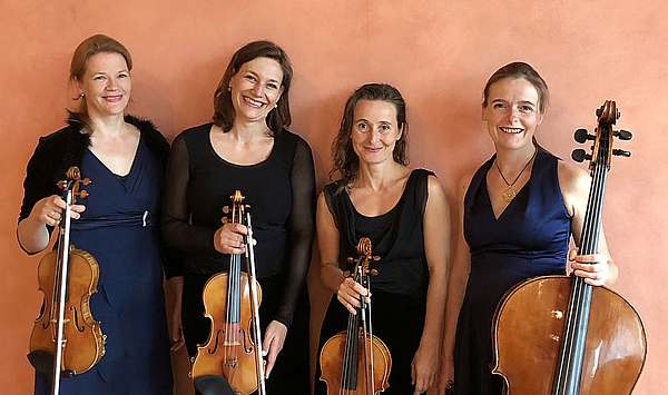 Das Foto zeigt die vier Musikerinnen des Faust Quartetts Das Foto zeigt die vier Musikerinnen des Faust Quartetts