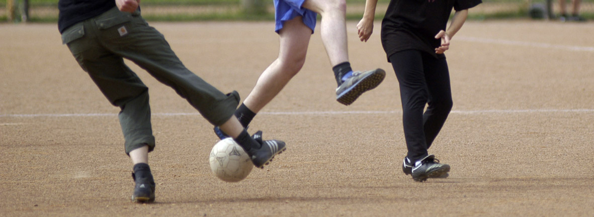 Das Bild zeigt Menschen beim Fußballspielen.
