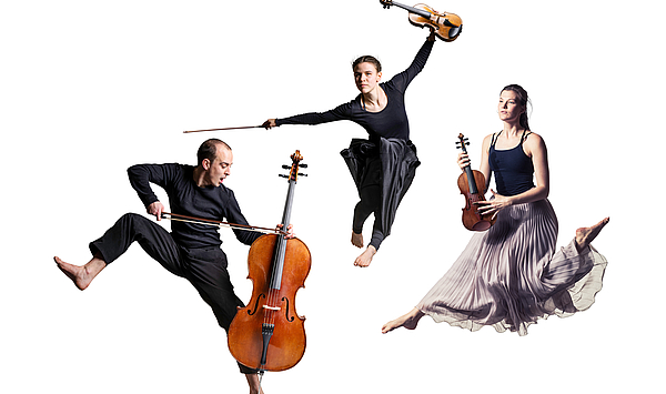 Das Bild zeigt drei in die Luft springende Musiker.