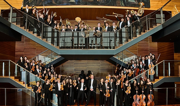 Das Bild zeigt Menschen auf einer Treppe.