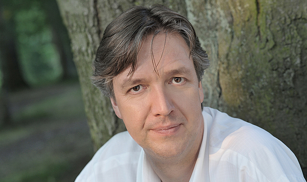 Das Bild zeigt einen Mann.