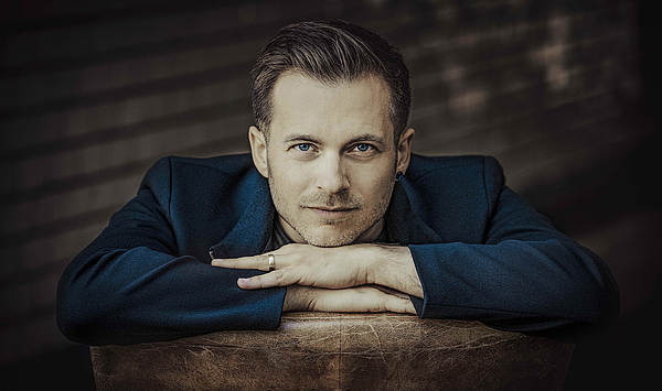 Das Bild zeigt einen jungen Mann.