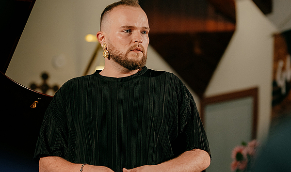 Das Bild zeigt einen Sänger.