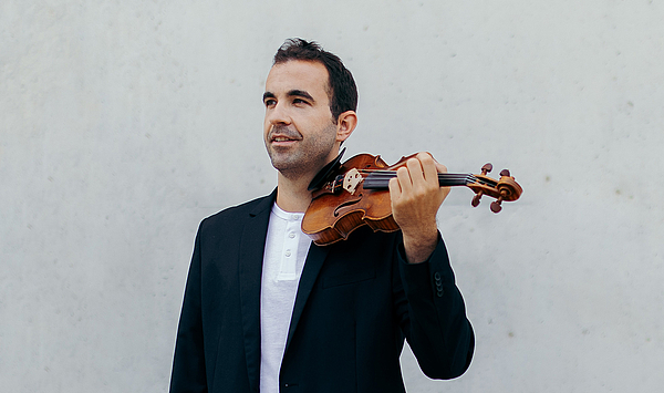 Das Bild zeigt einen Mann mit einer Violine.