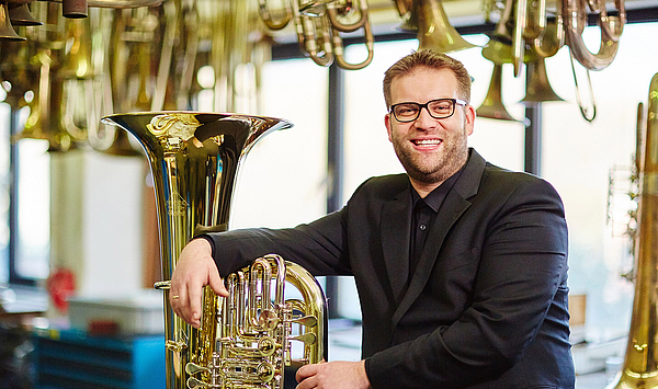 Das Bild zeigt einen Mann mit einer Tuba.