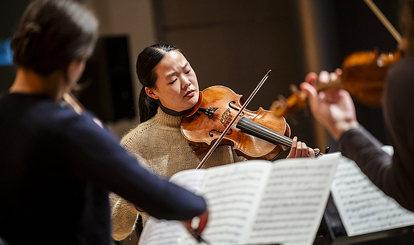 Das Bild zeigt junge Musiker auf einer Bühne.