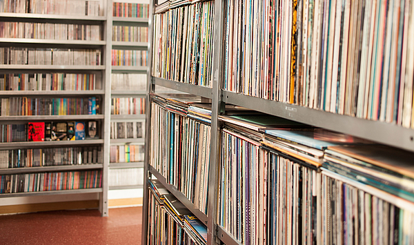 Das Bild zeigt Regale mit Schallplatten.
