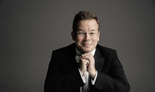 Das Bild zeigt einen Mann in schwarzem Jacket.