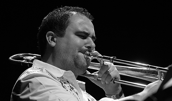 Das Bild zeigt einen Mann, der Posaune spielt.