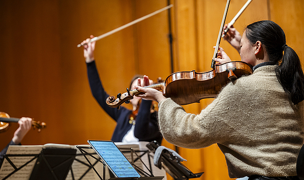 Das Bild zeigt Musiker auf einer Bühne.