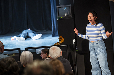 Das Bild zeigt eine singende Frau.