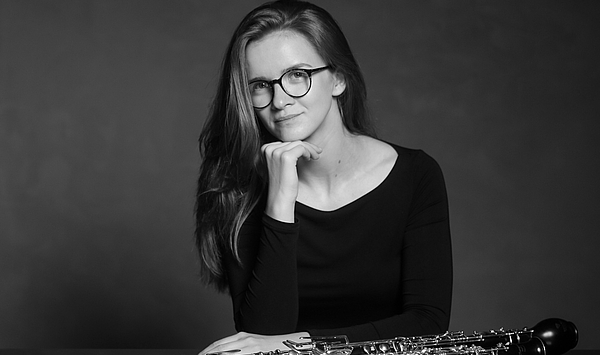 Das Bild zeigt eine junge Frau mit einer Oboe. Das Bild zeigt eine junge Frau mit einer Oboe.