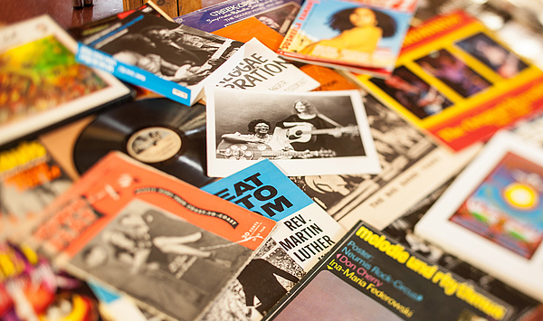 Das Bild zeigt eine Sammlung von Broschüren, Tonträgern und Fotos zum Thema Jazz und populäre Musik. Das Bild zeigt eine Sammlung von Broschüren, Tonträgern und Fotos zum Thema Jazz und populäre Musik.