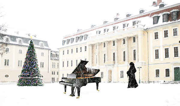 Das Bild zeigt einen Konzertflügel im Schnee.