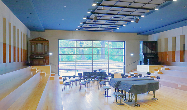 Das Bild zeigt einen Konzertsaal mit zwei Orgeln.