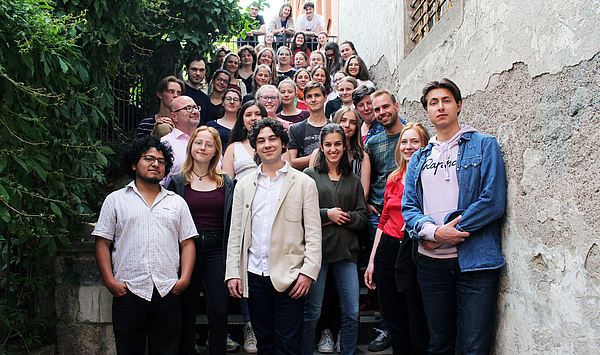 Das Bild zeigt eine Gruppe von Menschen auf einer Treppe. 