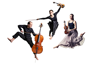 Das Bild zeigt drei springende Musiker*innen mit Streichinstrumenten.
