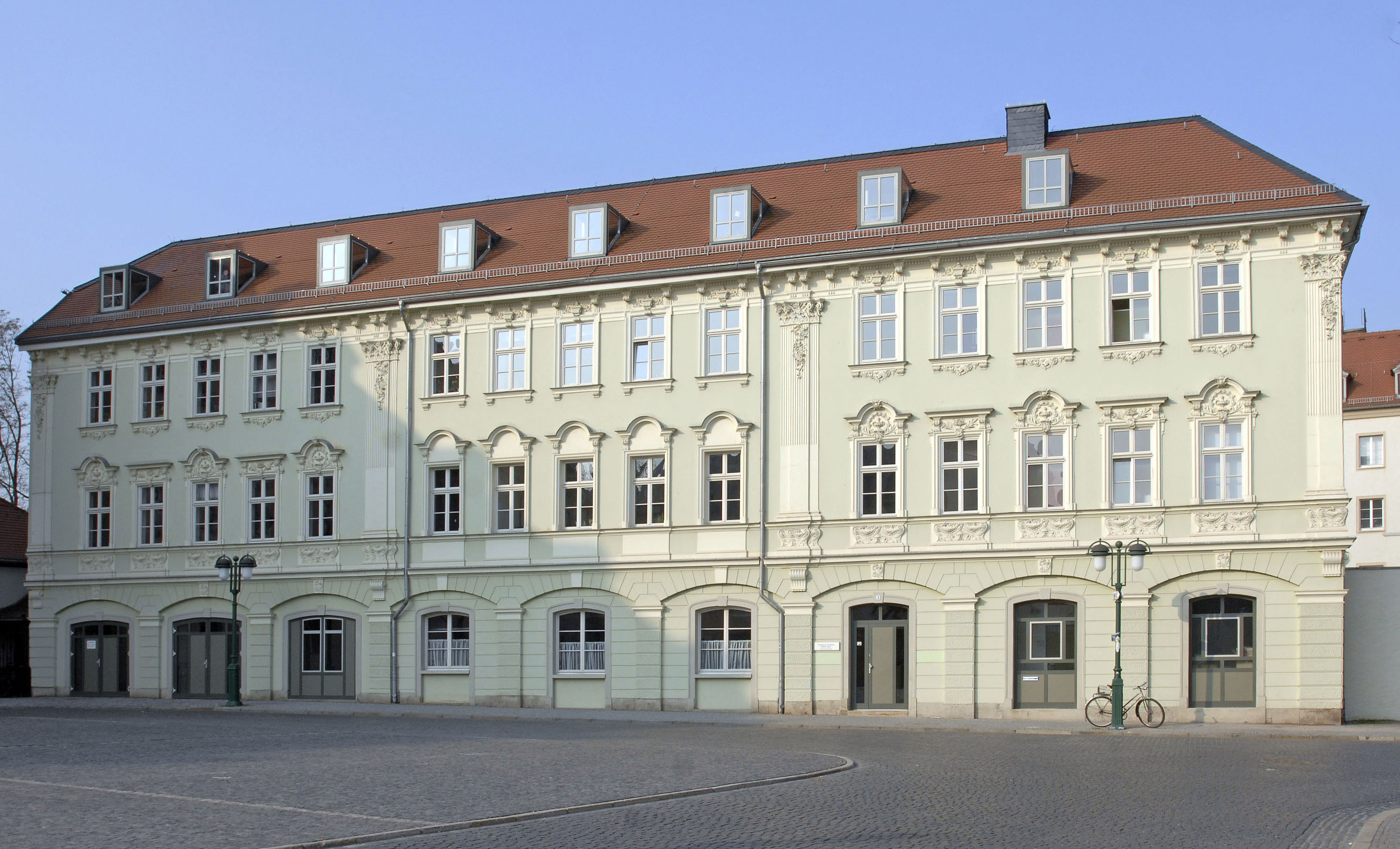 Das Bild zeigt ein historisches Gebäude.