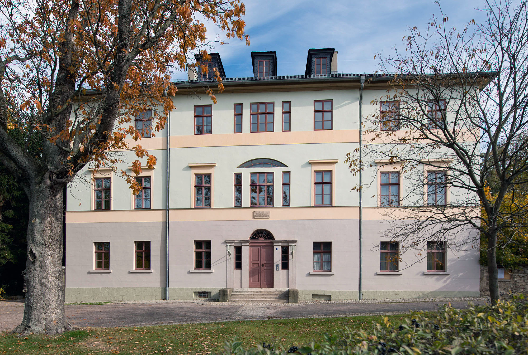 Das Bild zeigt ein historisches Gebäude.