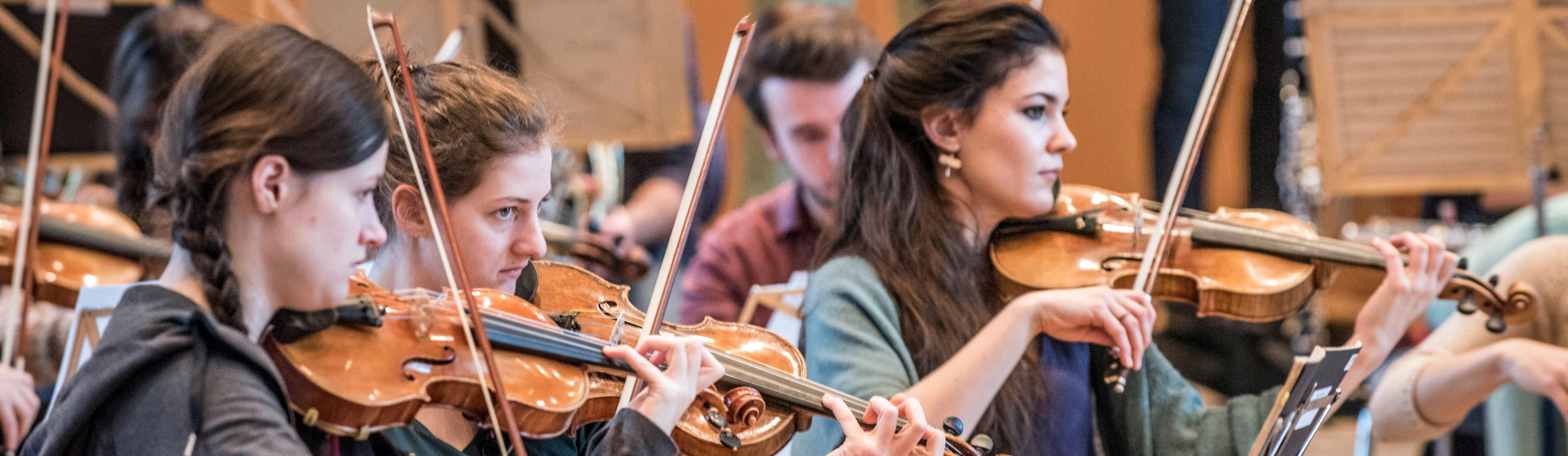 The picture shows young musicians playing.