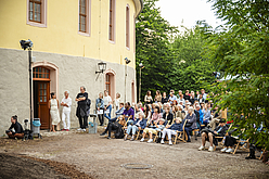 Das Bild zeigt eine große Gruppe Menschen im Freien.