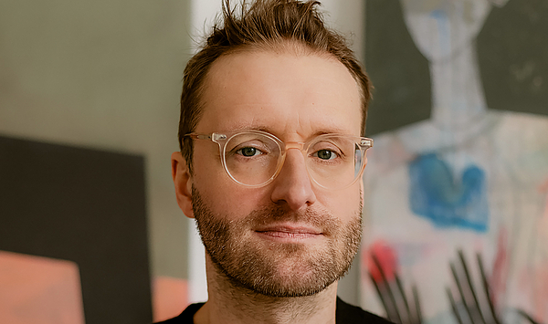 Das Bild zeigt einen Mann mit Brille.