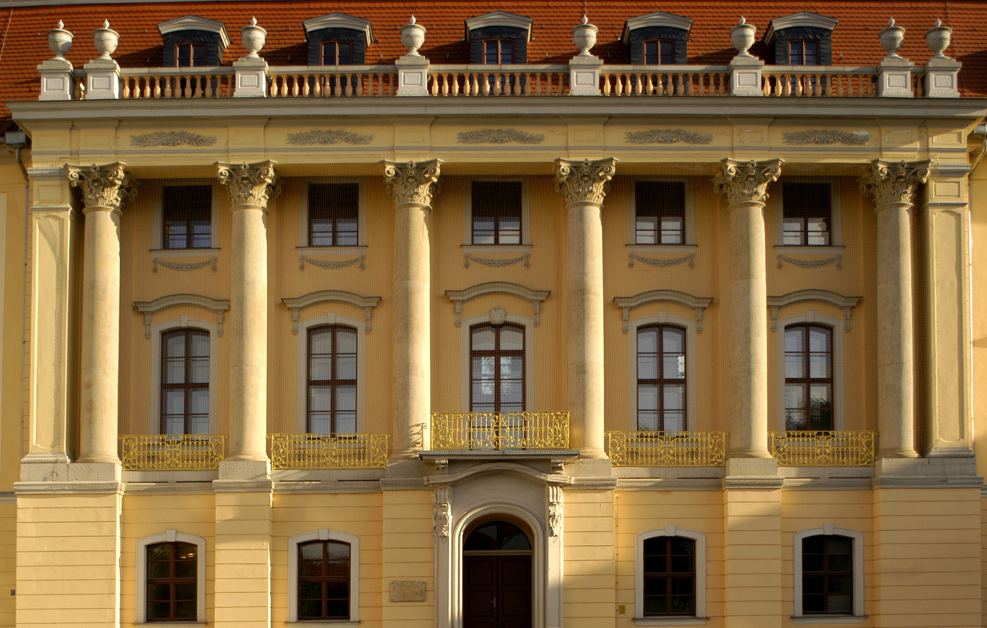 Das Bild zeigt ein historisches Gebäude.
