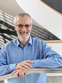 Dr. Arne  Langer