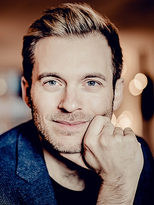Das Bild zeigt einen Mann.