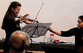 Yana Krasutskaya (Violine) und Maria Dück-Montejo (Cello) beim Spielen des Duos e-Moll für Geige und Violoncello op. 47 Nr. 3 (1940) von Günter Raphael