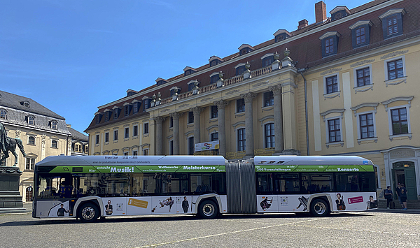 Das Bild zeigt einen Bus.