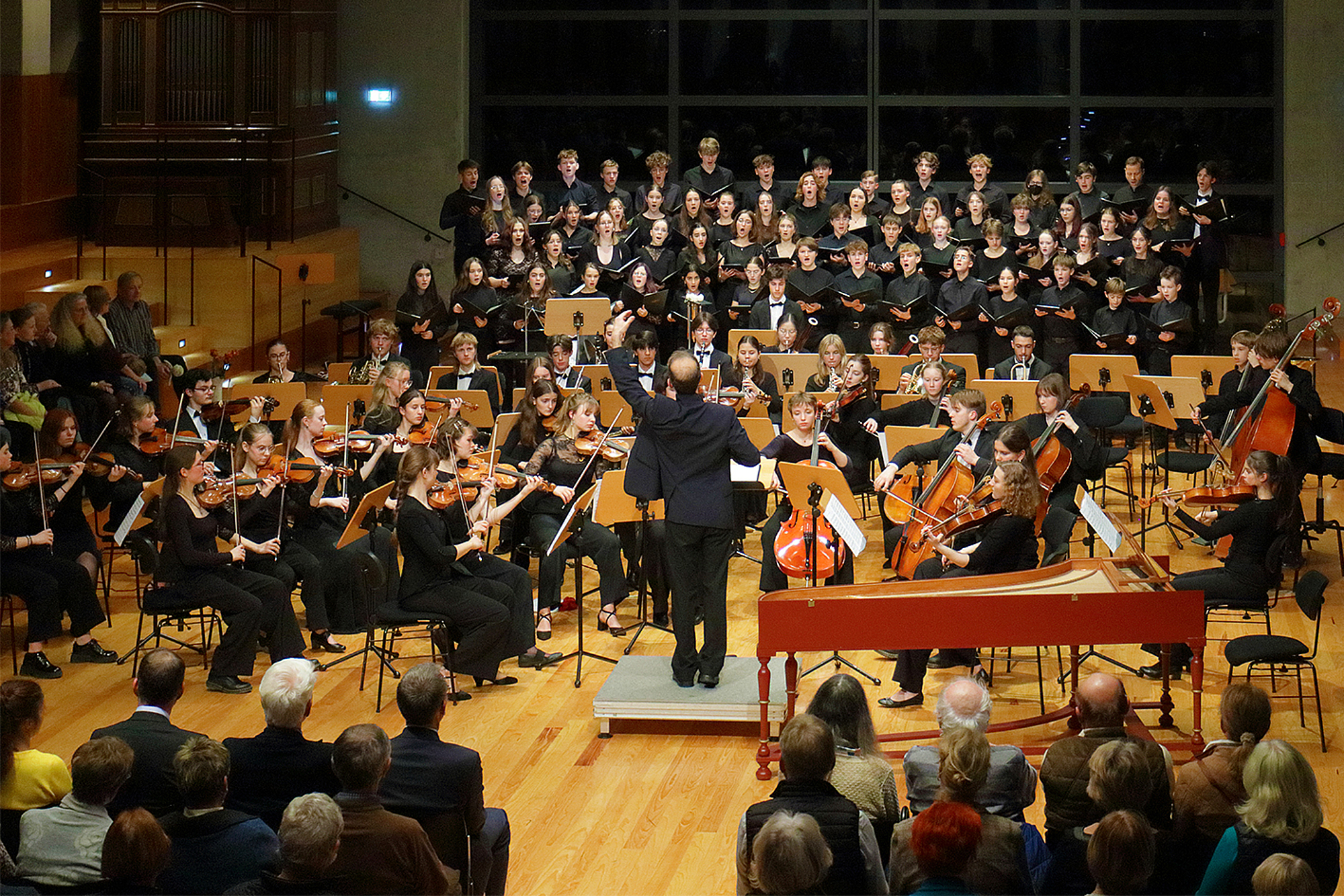 Das Foto zeigt einen Chor und ein Orchester.