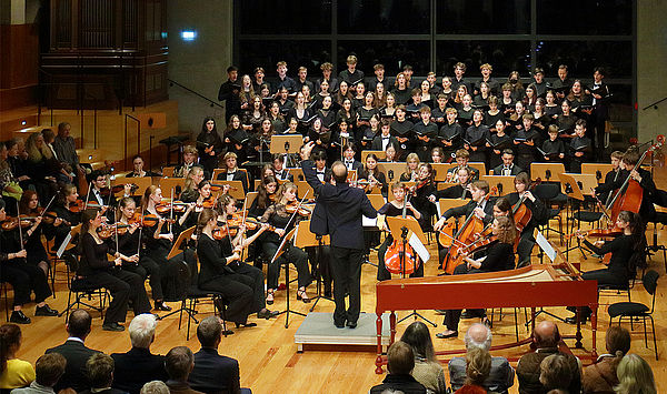 Das Foto zeigt einen Chor und ein Orchester.