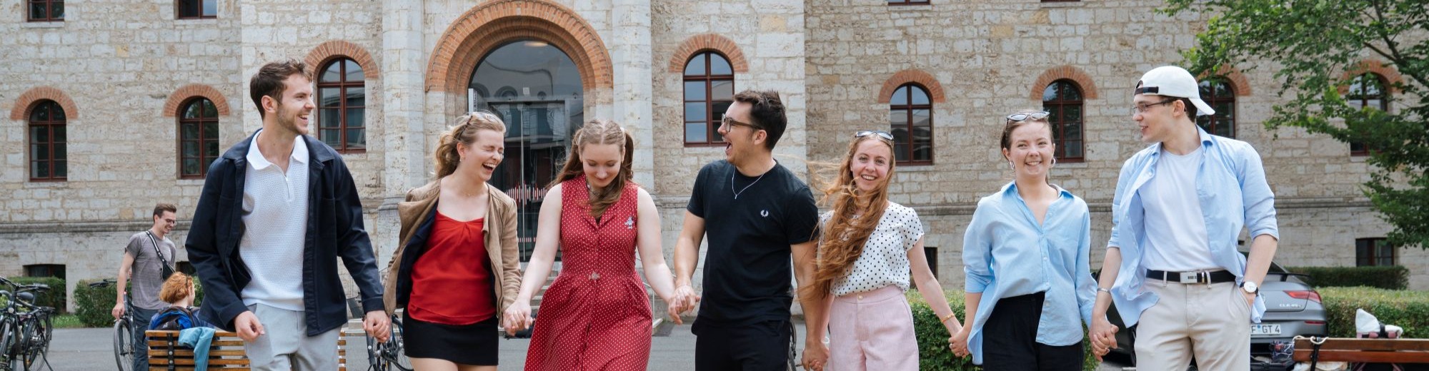 Das Bild zeigt eine Menschengruppe.