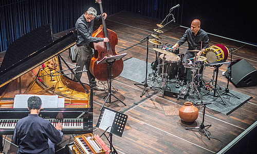 Eastern Flowers: Sommerkonzert mit Jazz-Trio und kenianischer Chormusik im Festsaal des Fürstenhauses