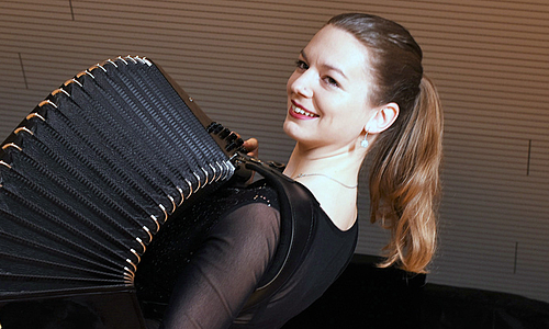 „Tres Nocturnos“: Die Weimarer Akkordeon-Studentin Neža Torkar gewann den 1. Preis und einen Sonderpreis in Spanien