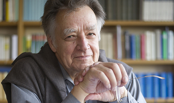 Produktiver Grenzgänger: Die Hochschule für Musik gratuliert ihrem Ehrensenator Prof. Dr. Gülke zu seinem 85. Geburtstag Produktiver Grenzgänger: Die Hochschule für Musik gratuliert ihrem Ehrensenator Prof. Dr. Gülke zu seinem 85. Geburtstag