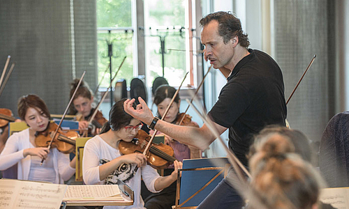 Debüt mit Opern: Dirigierprofessor Ekhart Wycik leitet sein Antrittskonzert mit Auszügen aus Rosenkavalier, Thamos und Salome