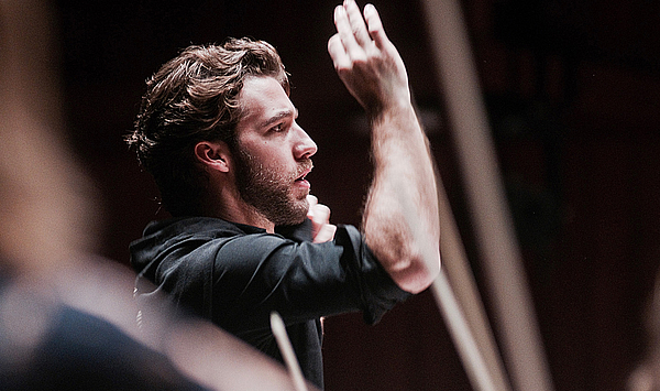 Steile Karriere: Weimarer Dirigierabsolvent Lorenzo Viotti wird Chefdirigent der Niederländischen Philharmonie und der Nationaloper Steile Karriere: Weimarer Dirigierabsolvent Lorenzo Viotti wird Chefdirigent der Niederländischen Philharmonie und der Nationaloper