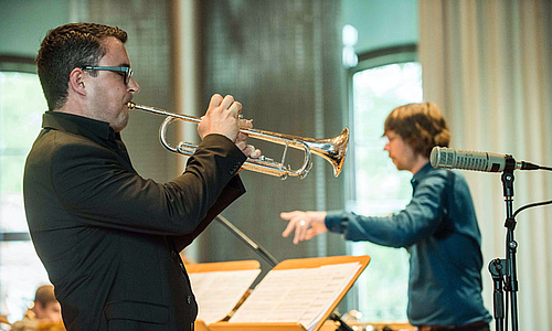 Das Blech strahlt mit 15.000 Lux: Das „Large Ensemble“ der Hochschule für Musik featuring Peter Ehwald 