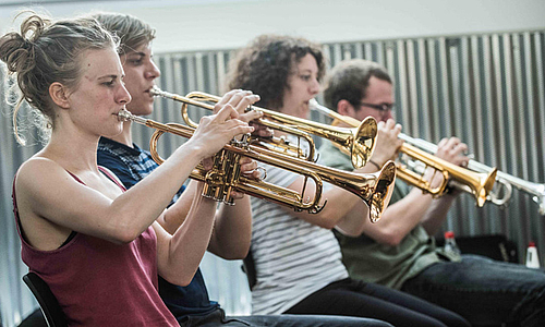 Jazzorchester featuring Wu Wei: Hochschul-Bigband spielt modernen Jazz mit einem chinesischen Mundorgel-Virtuosen
